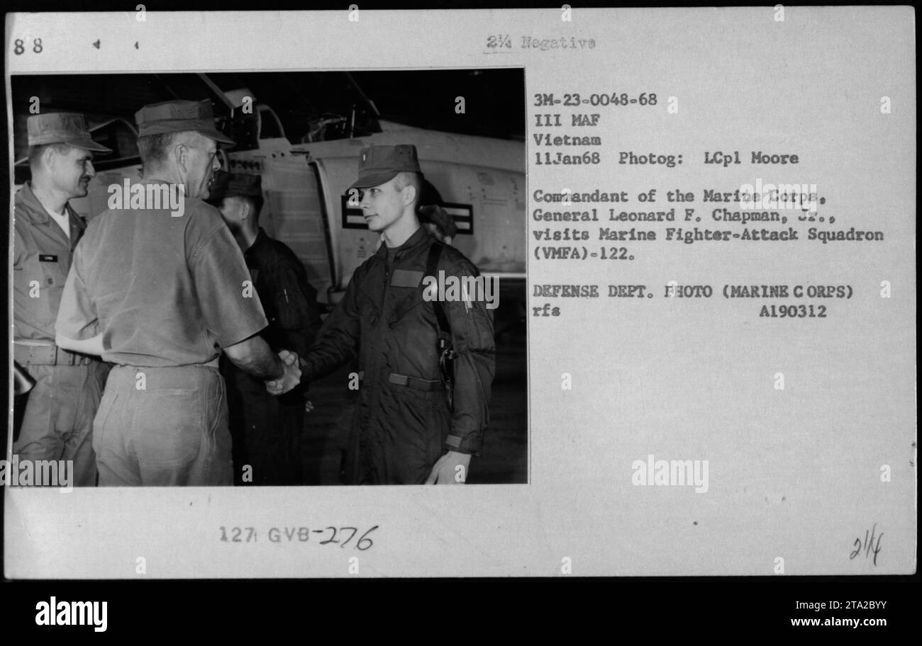 Il generale Leonard F. Chapman Jr., il comandante del corpo dei Marines, visita il Marine Fighter-Attack Squadron (VMFA)-122. La foto è stata scattata l'11 gennaio 1968, durante la guerra del Vietnam. E' una foto del Dipartimento della difesa, corpo dei Marines, con il numero di riferimento GVB-276. Catturato da LCpl Moore, mostra ufficiali e funzionari durante le loro attività militari in Vietnam. Foto Stock