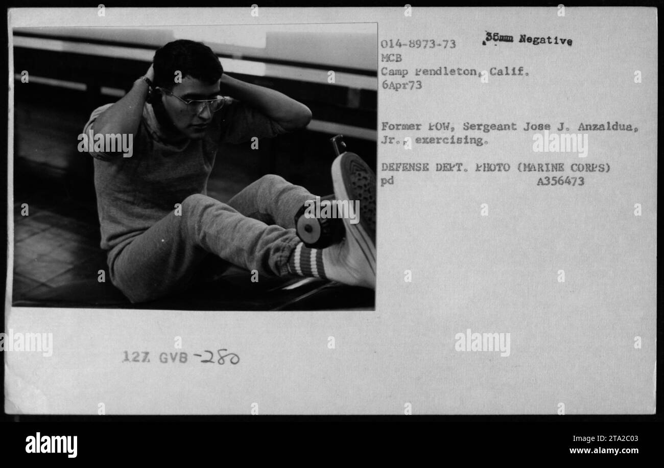 Il 6 aprile 1973, il sergente della Marina Jose J. Anzaldua Jr., ex POW, esegue esercitazioni presso MCB Camp Pendleton durante l'operazione Homecoming, documentando il rimpatrio dei prigionieri di guerra della Marina americana. Foto Stock