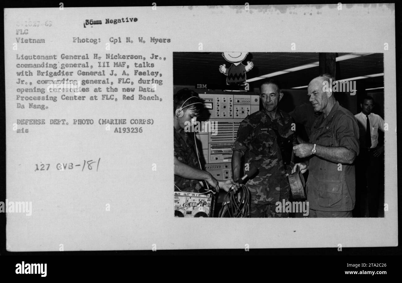 Tenente generale H. Nickerson Jr., del III MAF, dialoga con il generale di brigata J. A. Feeley Jr., comandante generale della FLC, durante l'evento inaugurale del nuovo Data Processing Center presso FLC, Red Beach, da Nang. Questa foto è stata scattata dal comandante N. W. Myers, come parte delle attività militari americane durante la guerra del Vietnam. Foto Stock