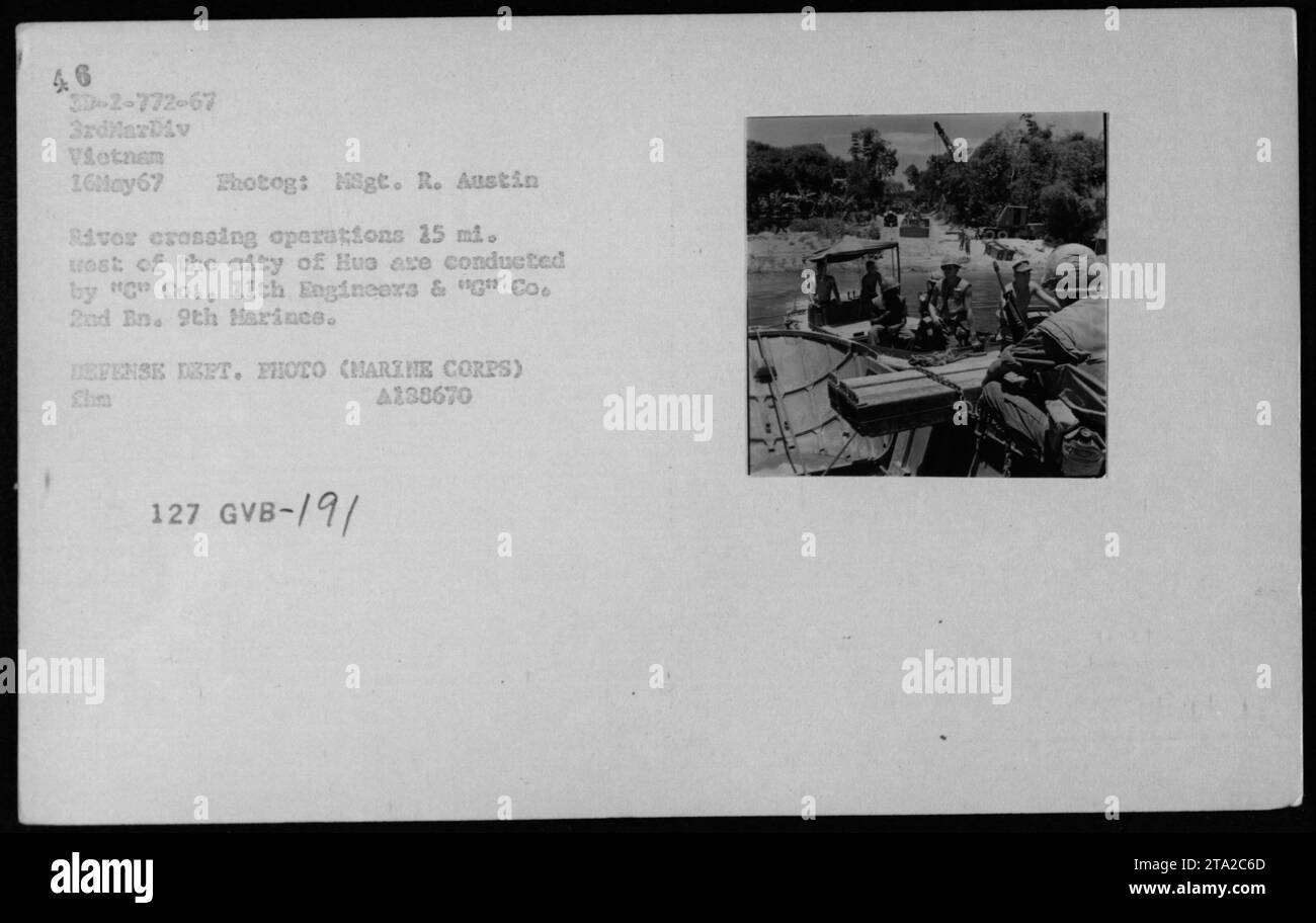 Il 16 maggio 1967, i soldati della compagnia C, 11th Engineers e G Company, 2nd Battalion, 9th Marine Regiment condussero operazioni di attraversamento del fiume 15 miglia ad ovest della città di Huo, Vietnam. La fotografia di MSgt R. Austin documenta le attività militari americane e i movimenti delle truppe. Foto Stock