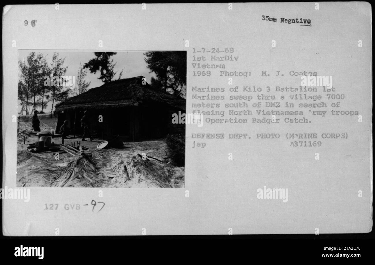 Marines del Kilo 3 Battaglione, i Marines conducono un villaggio a 7.000 metri a sud della DMZ durante l'operazione Badger Tooth, gennaio 1968, Vietnam. La fotografia documenta le attività militari americane, i combattimenti e le operazioni contro le truppe nordvietnamite. Foto Stock