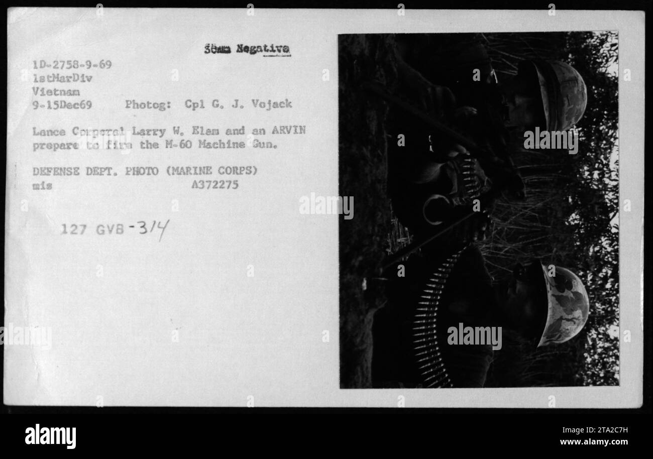 Il 9 dicembre 1969, il caporale Lance Larry W. Elam e un soldato dell'ARVN si prepararono a sparare una mitragliatrice M-60 in Vietnam. La fotografia, scattata dal Cpl G. J. Vojack, documenta le attività militari americane e sudvietnamite. Foto Stock
