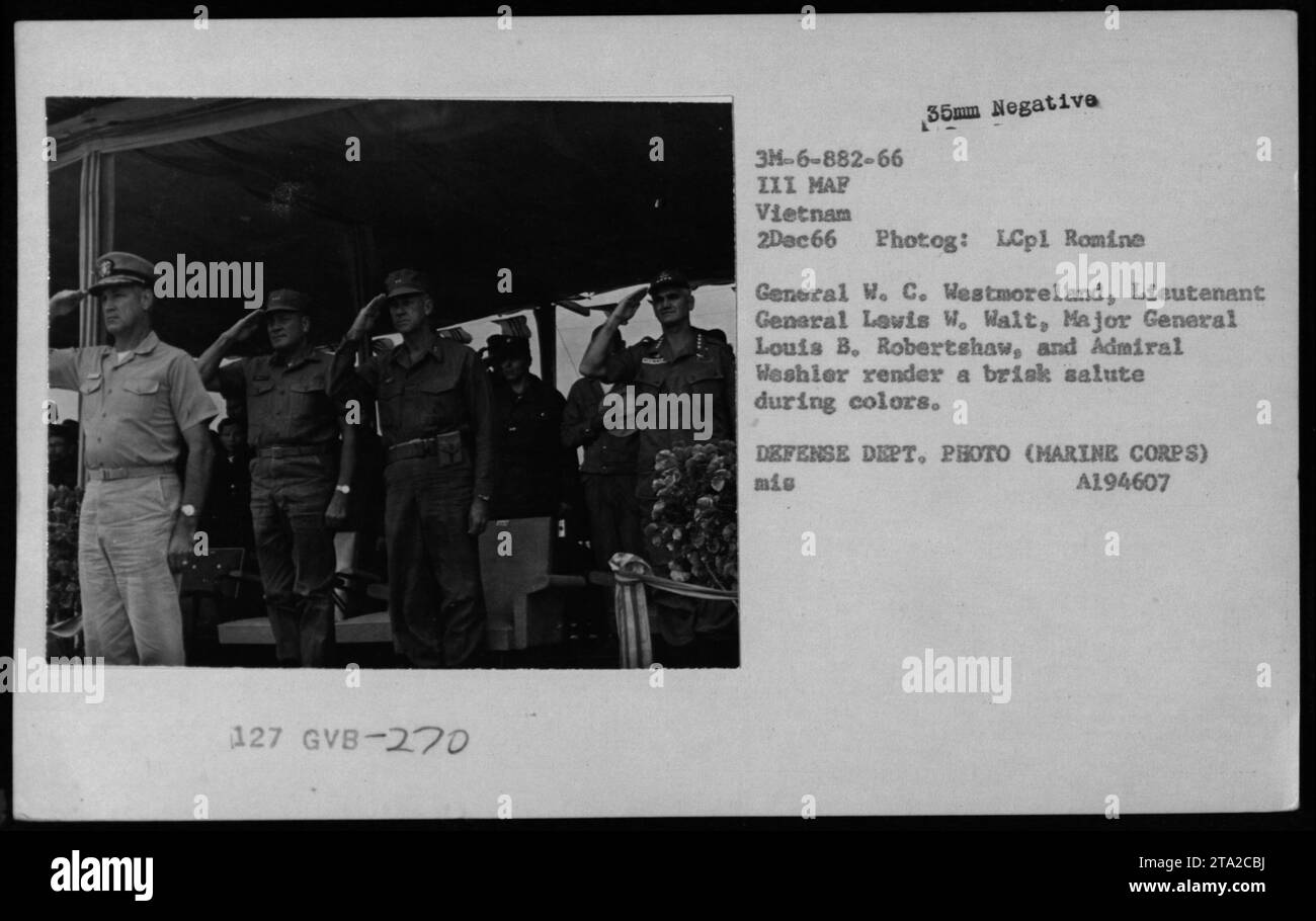 Il generale Westmoreland, il tenente generale Walt, il maggiore generale Robertshaw e l'ammiraglio Weshier salutano durante la cerimonia dei colori in Vietnam il 2 dicembre 1966. Questa fotografia è stata scattata da LCpl Romine ed è un negativo di 35 mm dagli archivi della Defense Department Photo (Marine Corps). Foto Stock