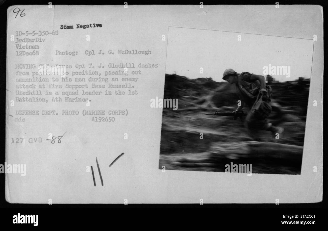 Lance Cpl T.J. Gledhill del 1st Battalion, 4th Marines, distribuisce munizioni durante un attacco nemico alla Fire Support base Russell il 12 dicembre 1968. Foto di Cpl J.G. McCullough. Foto Stock