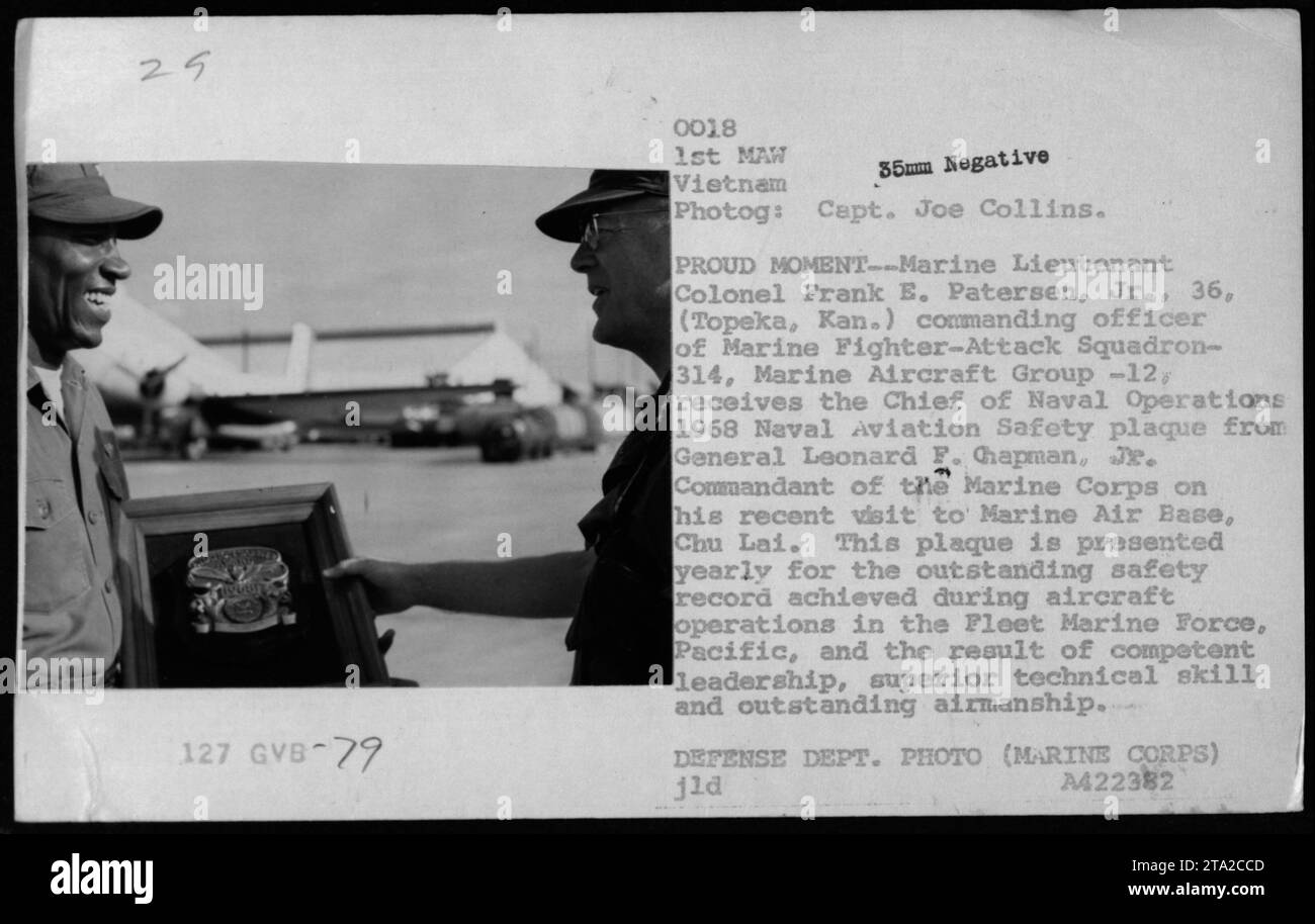 Il tenente colonnello Frank E. Patersen Jr., comandante della Marine Fighter-Attack Squadron 314, ricevette la targa di sicurezza per l'aviazione navale del 1968 dal generale Leonard F. Chapman Jr. Alla Marine Air base, Chu Lai, Vietnam, riconoscendo la leadership e la sicurezza nelle operazioni degli aeromobili. Foto Stock