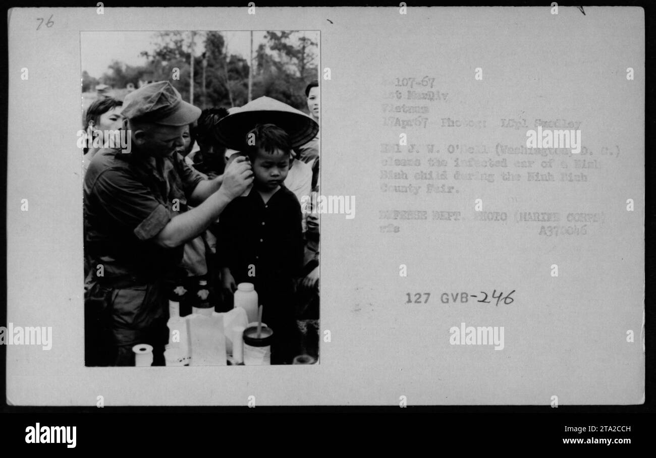 Un soldato americano fornisce assistenza medica a un bambino infetto durante un evento Medical Civic Action Program (MEDCAP) alla fiera della contea di Binh ch in Vietnam il 17 aprile 1967. Il soldato è identificato come Sogt 101 Sodley da Washington, D.C. la fotografia del Dipartimento dell'Esercito è contrassegnata come A370046 127 GVB-246. Foto Stock