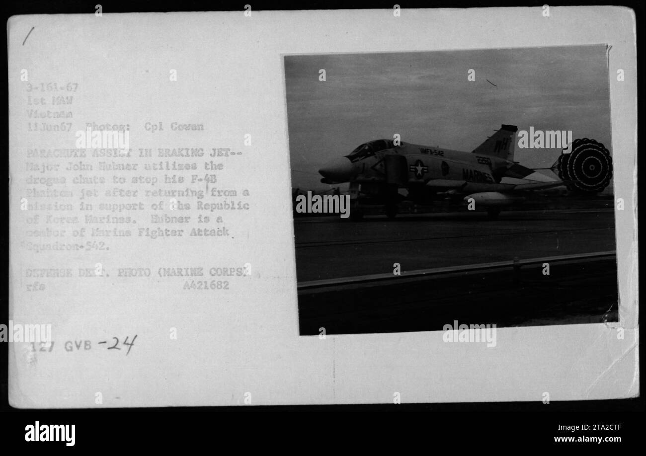 L'11 giugno 1967, il maggiore John Hubner del Marine Fighter Attack Squadron-542 usò uno scivolo per frenare il suo F-4B Phantom dopo una missione di supporto ai Marines della Repubblica di Corea in Vietnam. Foto Stock