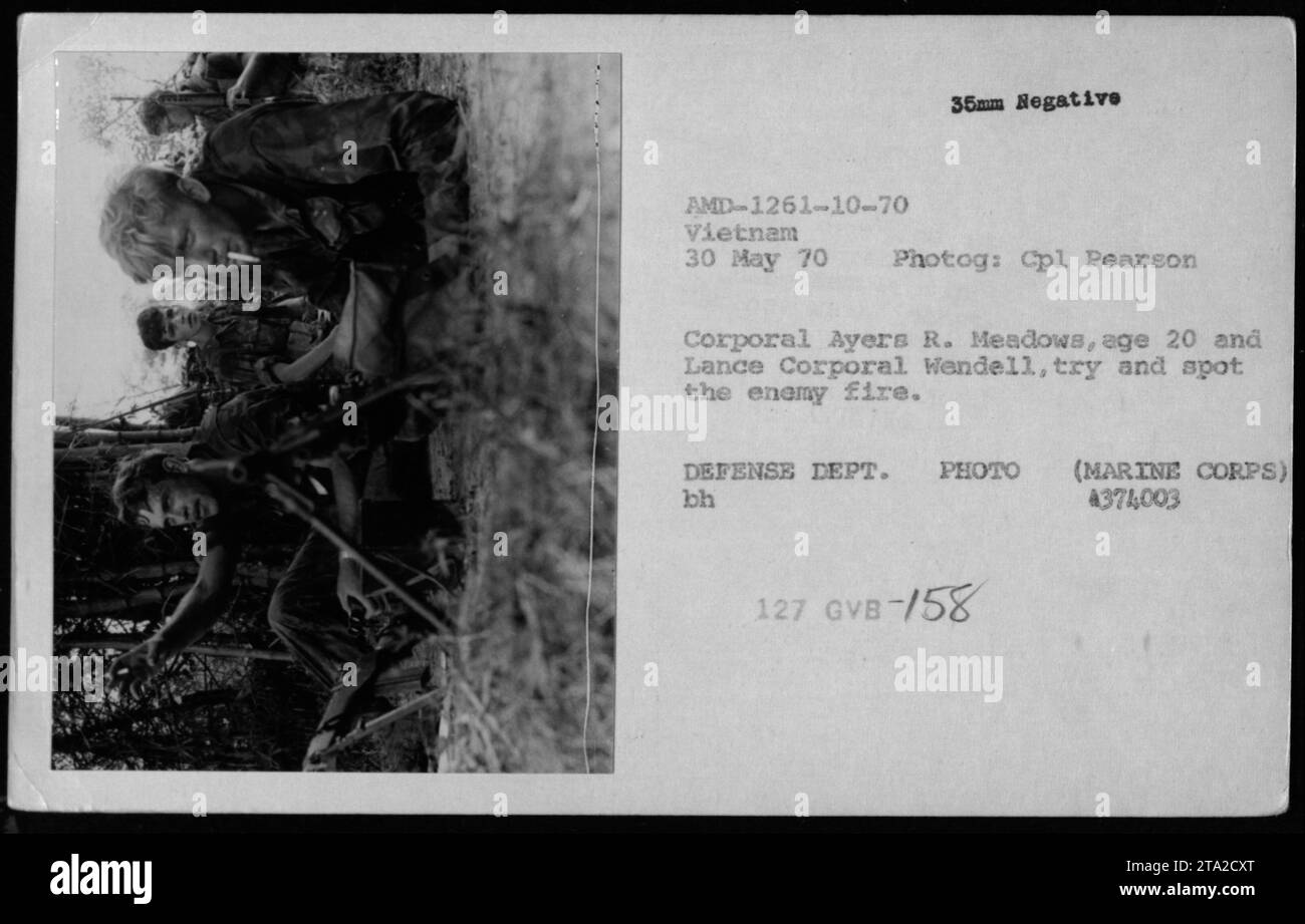 Il caporale Ayers R. Meadows e il caporale Lance Wendell si impegnano in una missione di combattimento per localizzare e rispondere al fuoco nemico durante un'operazione in Vietnam il 30 maggio 1970. Foto Stock