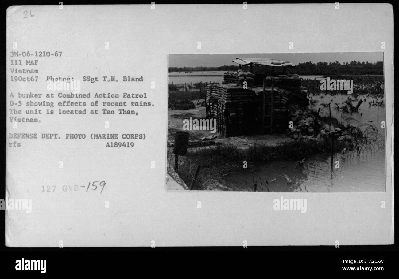 Bunker al Combined Action Patrol D-S mostra gli effetti delle recenti piogge a Tan Than, in Vietnam. Scattata il 19 ottobre 1967, questa foto del Dipartimento della difesa cattura le conseguenze di condizioni meteorologiche sfavorevoli durante la guerra del Vietnam. L'immagine mostra le sfide affrontate dal personale militare americano di stanza nelle basi di combattimento durante quel periodo. Foto Stock