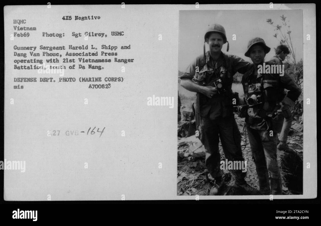 Harold L. Shipp e Dang Van Phouc collaborano con il 21st Vietnamita Ranger Battalion a sud di da Nang nel febbraio 1969, fotografato dal sergente Gilroy, che documenta le attività militari americane durante la guerra del Vietnam. Foto Stock