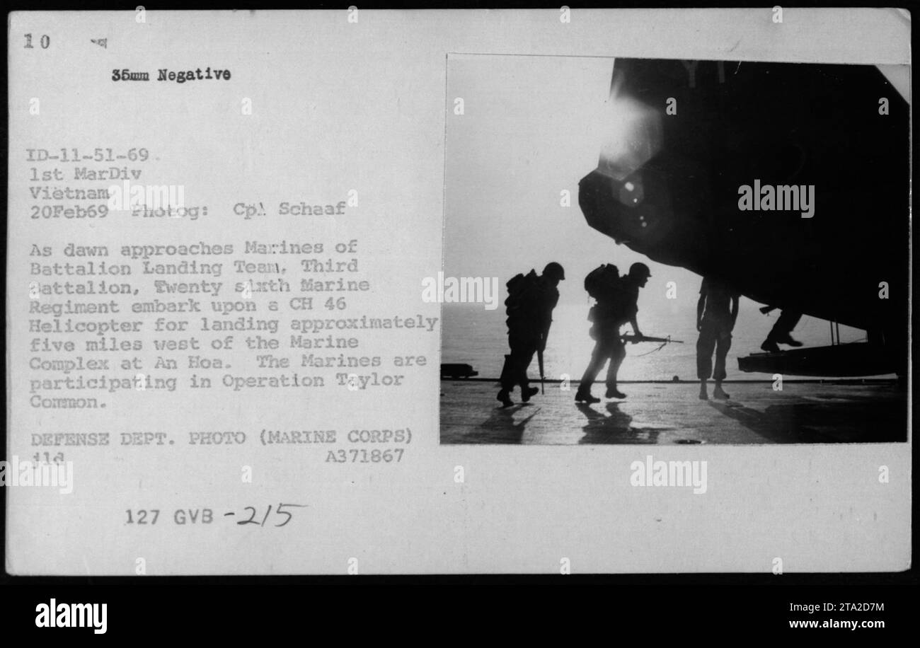 I marines della 1st Marine Division si preparano a salire a bordo di un elicottero CH-46 per una missione durante l'operazione Taylor Common il 20 febbraio 1969, vicino al complesso marino di An Hoa in Vietnam. Foto Stock