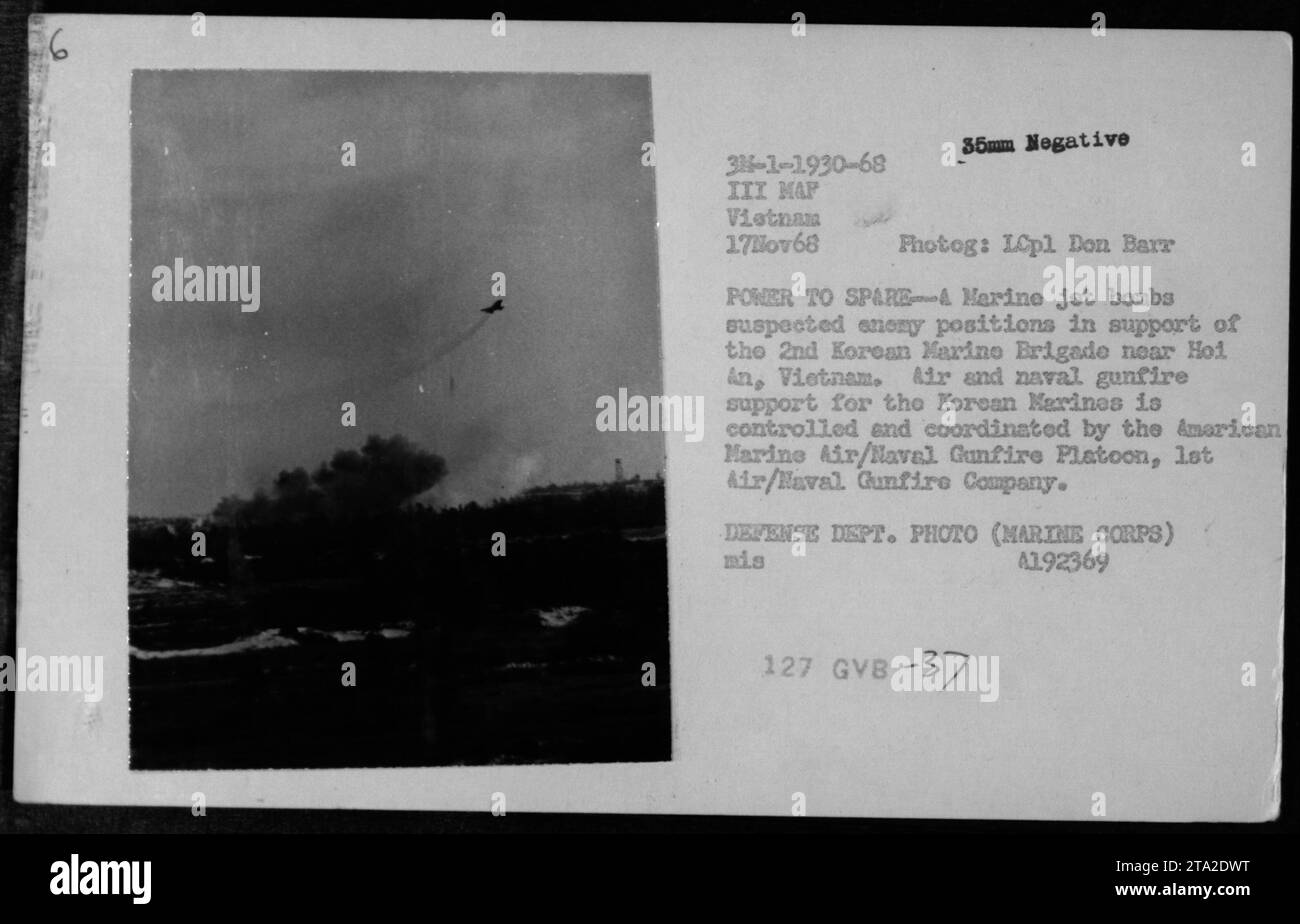 Marine jet lancia bombe per colpire le posizioni nemiche a sostegno della 2nd Korean Marine Brigade, con American Marine Air/Naval Gunfire Platoon che coordinava il fuoco, Vietnam, 17 novembre 1968. Foto Stock