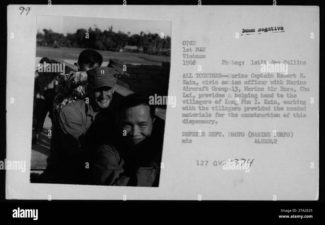 Il capitano di marina Robert E. Kain, un ufficiale di azione civile del Marine Aircraft Group-13, aiuta gli abitanti del villaggio di Long Phu i nel 1968. Assiste nella costruzione di un dispensario fornendo i materiali necessari. La fotografia è stata scattata da un fotografo del corpo dei Marines e fa parte degli archivi del Dipartimento della difesa. Foto Stock