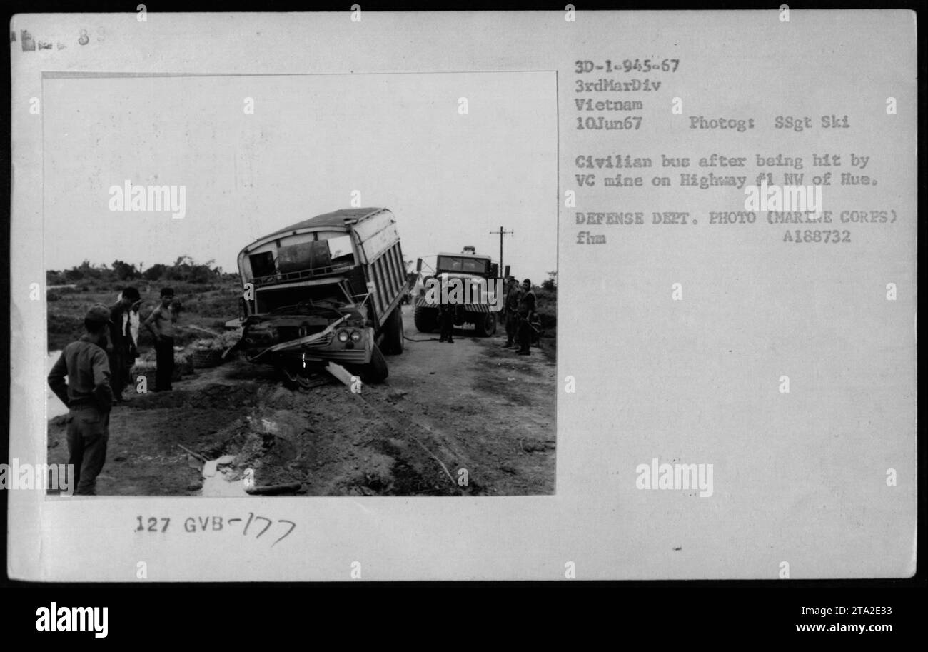 Autobus civile danneggiato da una miniera Viet Cong sull'autostrada 1, a nord-ovest di Hue il 10 giugno 1967. La fotografia, scattata da SSgt Ski, mostra le conseguenze dell'incidente durante la guerra del Vietnam. Fonte: Foto del Dipartimento della difesa (corpo dei Marines) A188732. Foto Stock