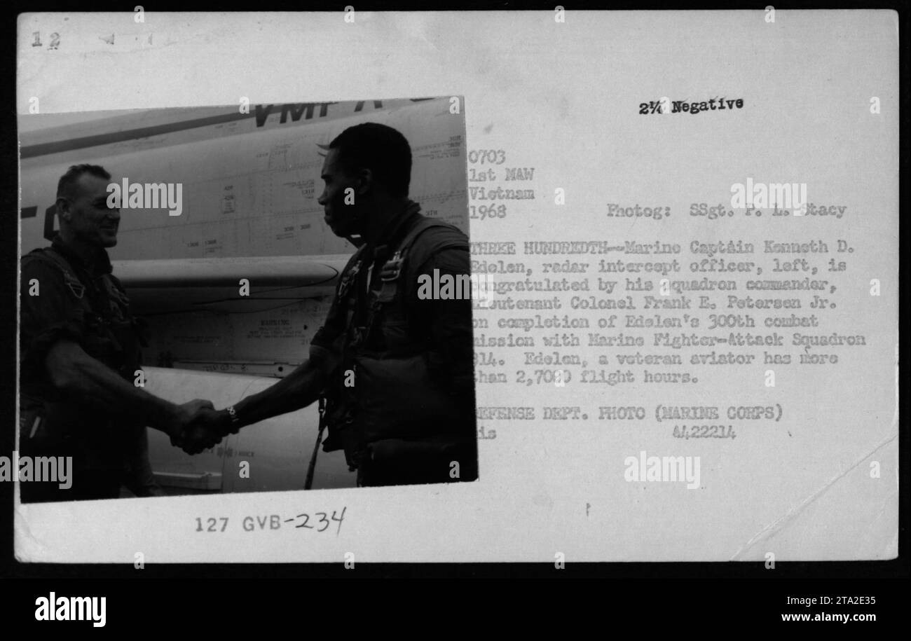 Il capitano di marina Kenneth D. Edelen, ufficiale di intercettazione radar con Marine Fighter-Attack Squadron 14, è congratulato con il tenente colonnello Frank E. Petersen Jr. Per aver completato la sua 300a missione di combattimento durante la guerra del Vietnam. Foto Stock