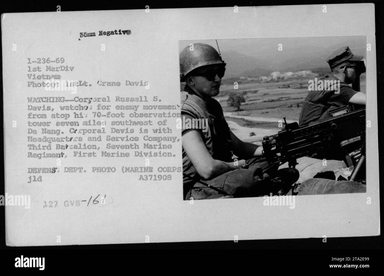 Didascalia: "Il caporale Russell S. Davis del terzo battaglione, Settimo Reggimento Marines, First Marine Division, osserva il movimento nemico dalla cima di una torre di osservazione di 70 piedi a sette miglia a sud-ovest di da Nang durante le operazioni di combattimento nel 1969. Fotografia scattata da 1stLT. Crane Davis, foto ufficiale del Dipartimento della difesa degli Stati Uniti." Foto Stock