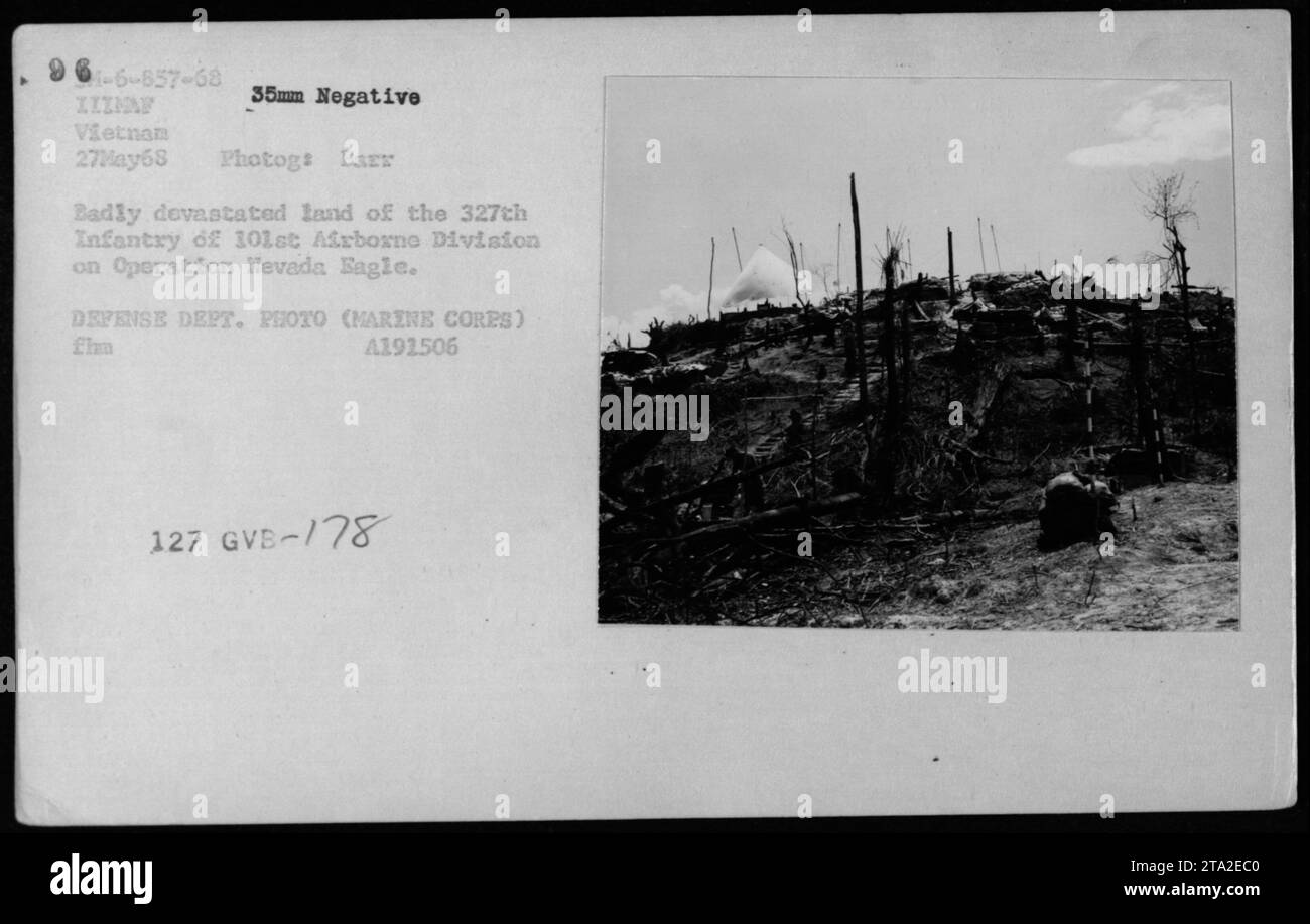 La fotografia mostra le terre devastate occupate dal 327th Infantry della 101st Airborne Division durante l'operazione Nevada Eagle nel maggio 1968. Catturata dal corpo dei Marines, l'immagine documenta un paesaggio arido influenzato dalle operazioni militari e dalla guerra del Vietnam. Foto Stock