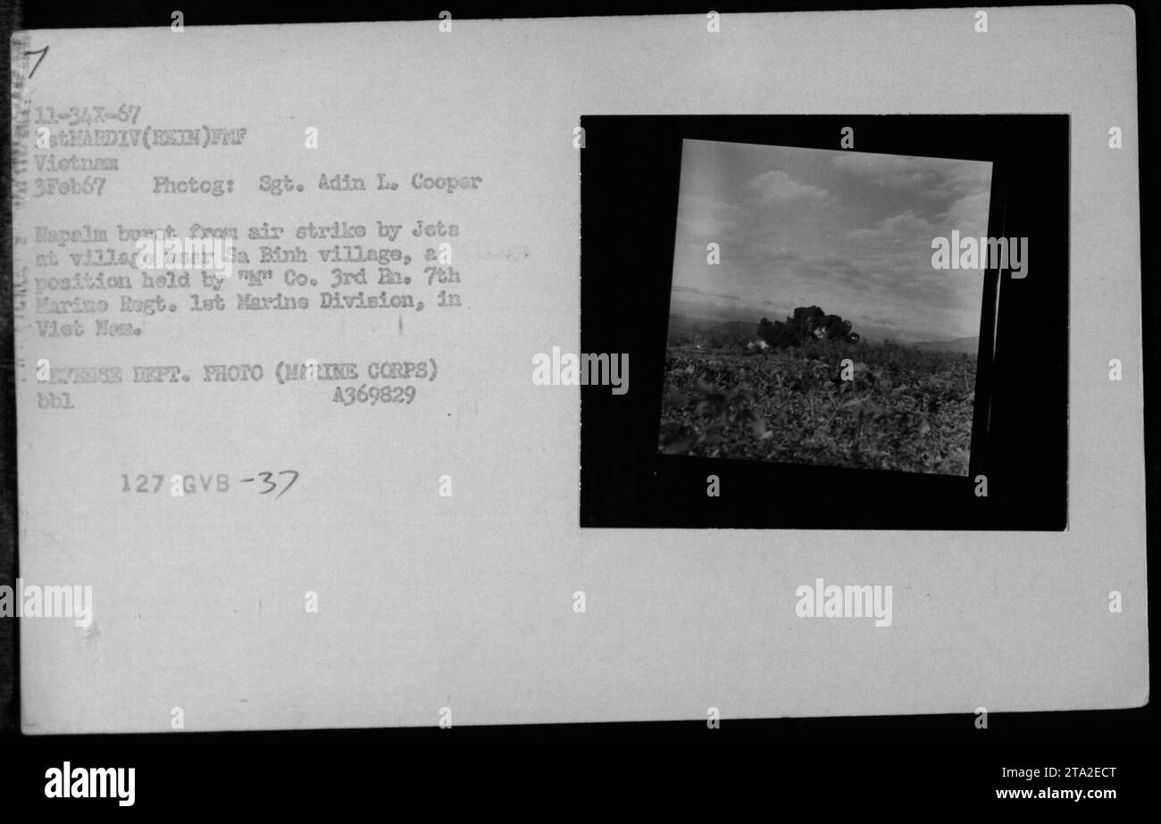 Il napalm scoppia da un attacco aereo su un villaggio vicino a sa Binh, in Vietnam, il 3 febbraio 1967. L'operazione coinvolge il Co. 3rd Battalion, 7th Marine Regiment, 1st Marine Division. Foto del sergente Adin L. Cooper. Foto Stock