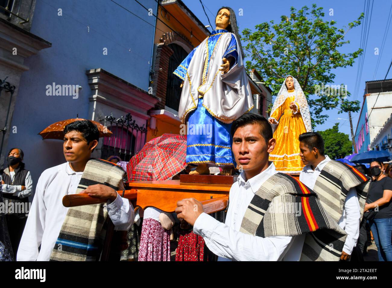 I devoti maschi messicani portano il palanchino religioso durante la processione del venerdì Santo, nella settimana Santa, Oaxaca de Juárez , Messico Foto Stock