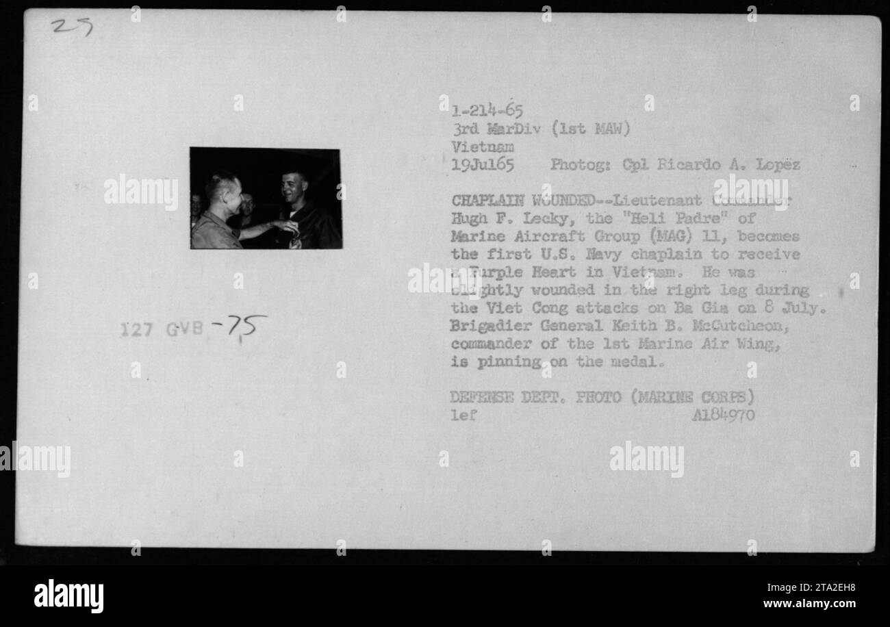 Tenente comandante Hugh F. Lecky, l'"Heli padre" del Marine Aircraft Group (MAG) 11, riceve il Purple Heart in Vietnam nel luglio 1965. Fu il primo cappellano della Marina degli Stati Uniti ad essere ferito durante gli attacchi Viet Cong a Ba Gia l'8 luglio. Il generale di brigata Keith B. McCutcheon infila la medaglia. Foto Stock