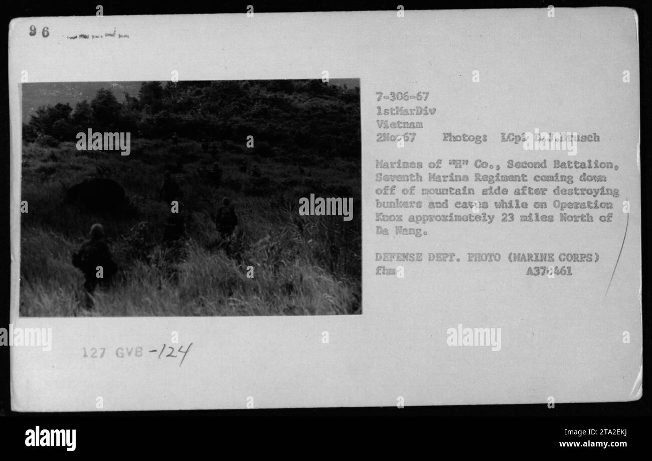 Plotone del corpo dei Marines, guidato da Harines of Company, secondo battaglione, settimo reggimento dei Marines, scendendo da una montagna dopo aver effettuato una missione per distruggere bunker e grotte durante l'operazione Knox il 2 novembre 1967. L'operazione ha avuto luogo a 23 miglia a nord di da Nang, in Vietnam. Fotografia scattata da LCpl D.J. Brusch. Questa immagine proviene dagli archivi del dipartimento della difesa. Foto Stock