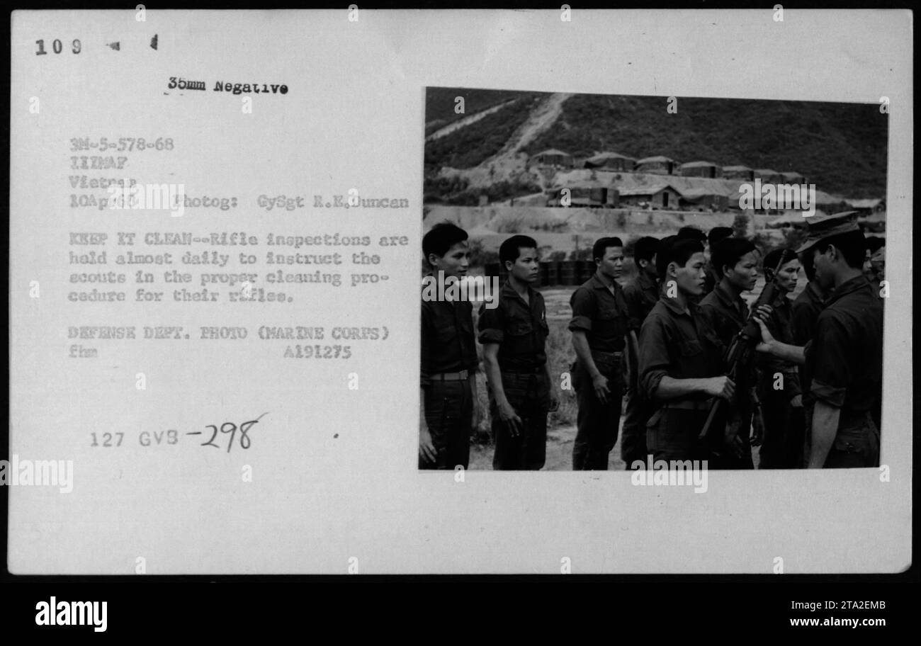 I Viet Cong Kit Carson Scout riformati si impegnano in ispezioni di fucili durante la guerra del Vietnam. Le ispezioni giornaliere vengono eseguite per insegnare agli scout le procedure di pulizia corrette per i loro fucili. Questa fotografia, scattata il 10 aprile 1968, mostra le attività militari svolte dalle forze americane durante il conflitto." Foto Stock