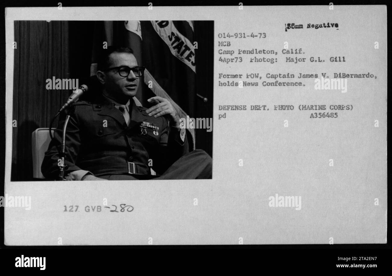 Il 4 aprile 1973, il capitano James V. DiBernardo, ex POW, tiene una conferenza stampa al MCB Camp Pendleton, California, durante l'operazione Homecoming per il rimpatrio dei prigionieri di guerra della marina americana. Foto Stock