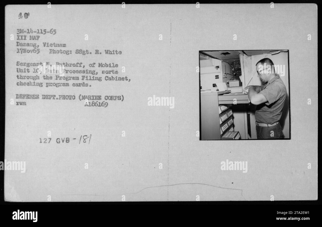 Il sergente N. Pathroff di Mobile thit 10, Data Processing, è stato visto smistare attraverso il Program Filing Cabinet e controllare le schede dei programmi a Danang, Vietnam, il 17 novembre 1965. La foto è stata scattata da SSgt. R. White. UFFICIO DIFESA FOTO (CORPO MARINO) A186169 XUM 127 GVB-/8/ Foto Stock