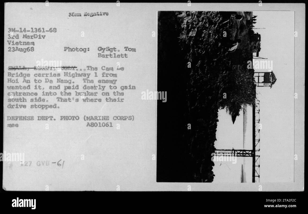 Titolo: CAM le Bridge - 23 agosto 1968 didascalia: Il Cam le Bridge, situato tra Hoi An e da Nang in Vietnam, ha svolto un ruolo strategico significativo durante la guerra. Questa immagine cattura il bunker sul lato sud dove l'avanzata del nemico fu fermata. La foto è stata scattata da GySgt. Tom Bartlett il 23 agosto 1968. Foto del Dipartimento della difesa (corpo dei Marines) A801061. Foto Stock