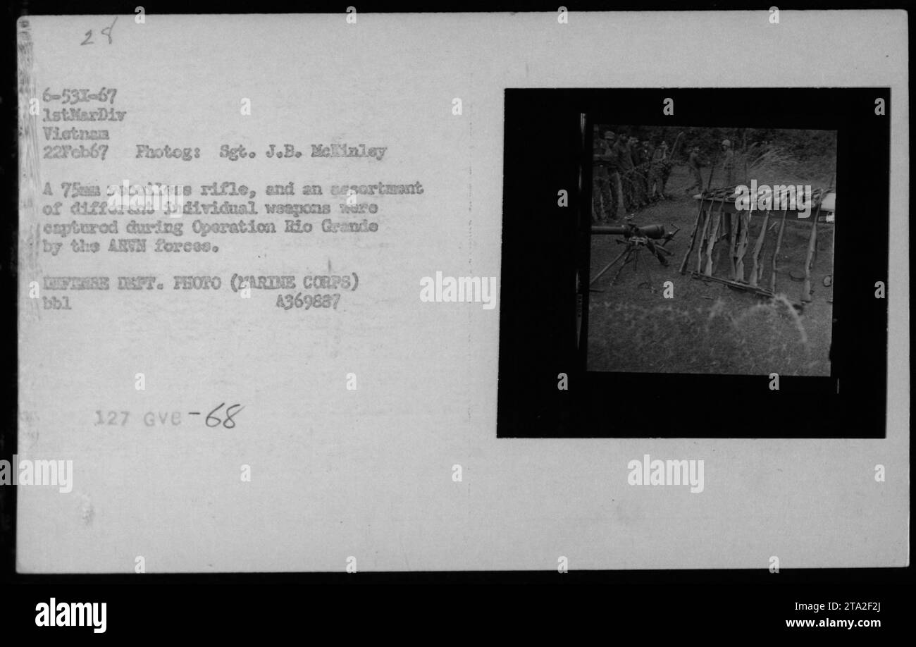Le forze dell'ARVN espongono armi catturate tra cui un fucile senza rinculo da 75 mm durante l'operazione Rio grande in Vietnam il 22 febbraio 1967. Foto Stock