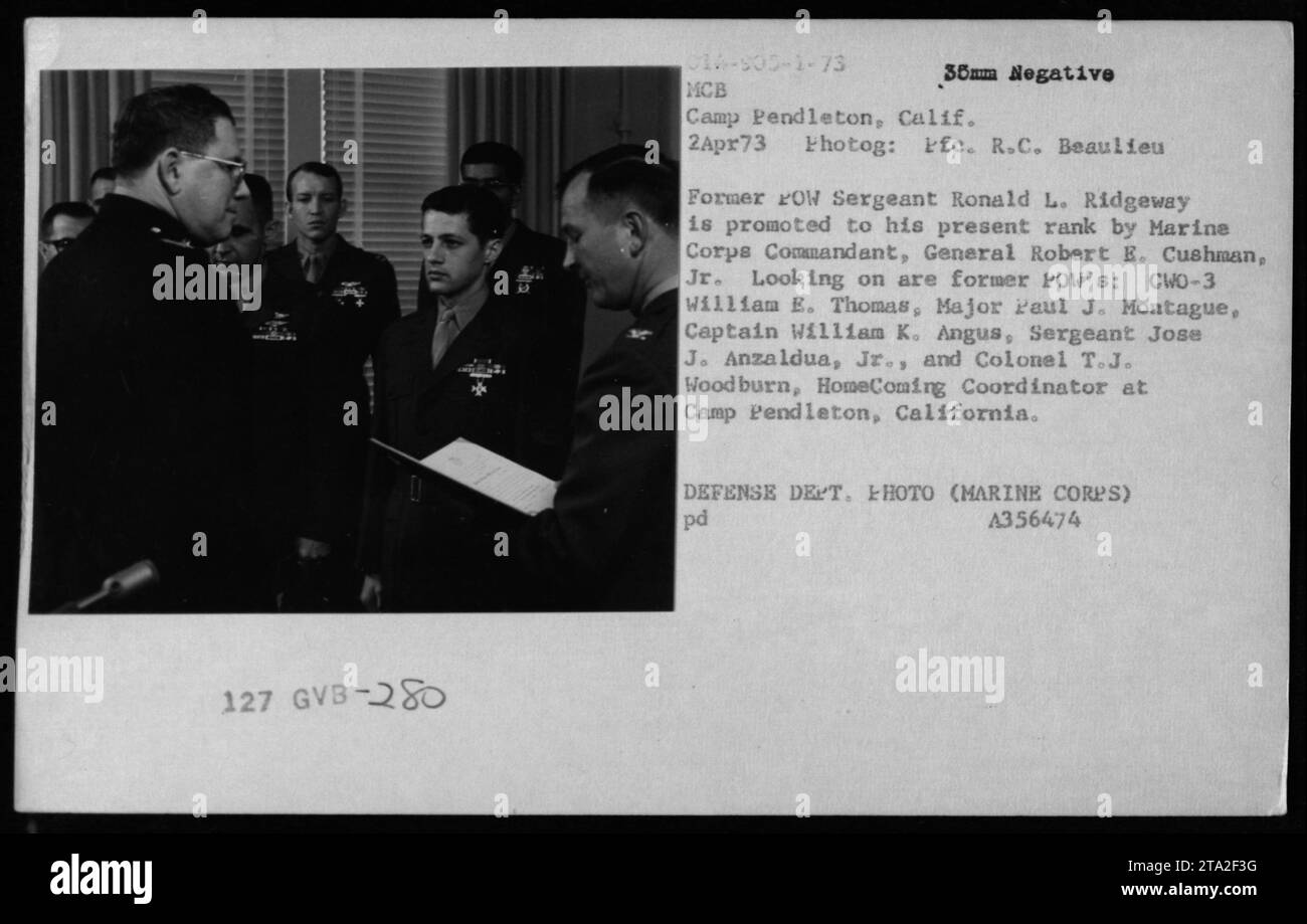 Il 2 aprile 1973, l'ex sergente del POW Ronald L. Ridgeway è promosso dal comandante generale Robert E. Cushman Jr. A Camp Pendleton, California, testimoniato da altri ex prigionieri di guerra tra cui CWO-3 William E. Thomas, il maggiore Paul J. Montague, il capitano William K. Angus, il sergente Jose J. Anzaldua Jr. E il colonnello T.J. Woodburn. Foto Stock