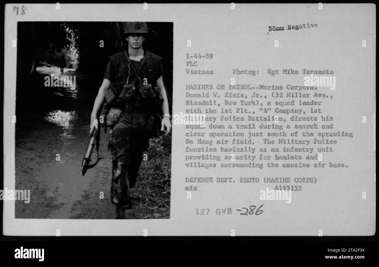 Il caporale marino Donald W. Zieis Jr., guida la sua squadra lungo un sentiero durante una ricerca e un'operazione libera vicino all'aeroporto di da Nang. Come leader di squadra con il 1st Platoon, 'A' Company, 1st Military Police Battalion, il ruolo principale di Zieis è quello di fornire sicurezza alle comunità vicine, servendo come unità di fanteria. Fotografia scattata nel 1969." Foto Stock