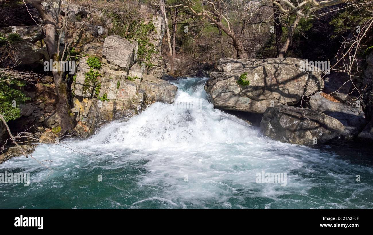 Il fiume Hasanboguldu e le cascate nel distretto di Edremit nella provincia di Balikesir in Turchia. Una piscina naturale e un fiume sul monte Ida, Hasanboguldu, Kazdağ Foto Stock