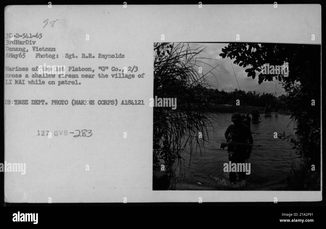 I marines del 1st Platoon della compagnia 'G', 2/3 Battaglione, 3rd Marine Division, sono visti attraversare un ruscello poco profondo vicino al villaggio di li mai durante una pattuglia a Deneng, in Vietnam, il 6 maggio 1965. Questa fotografia è stata scattata dal sergente R.R. Reynolds e fa parte della collezione del Dipartimento della difesa, con il numero di riferimento A184121. Foto Stock