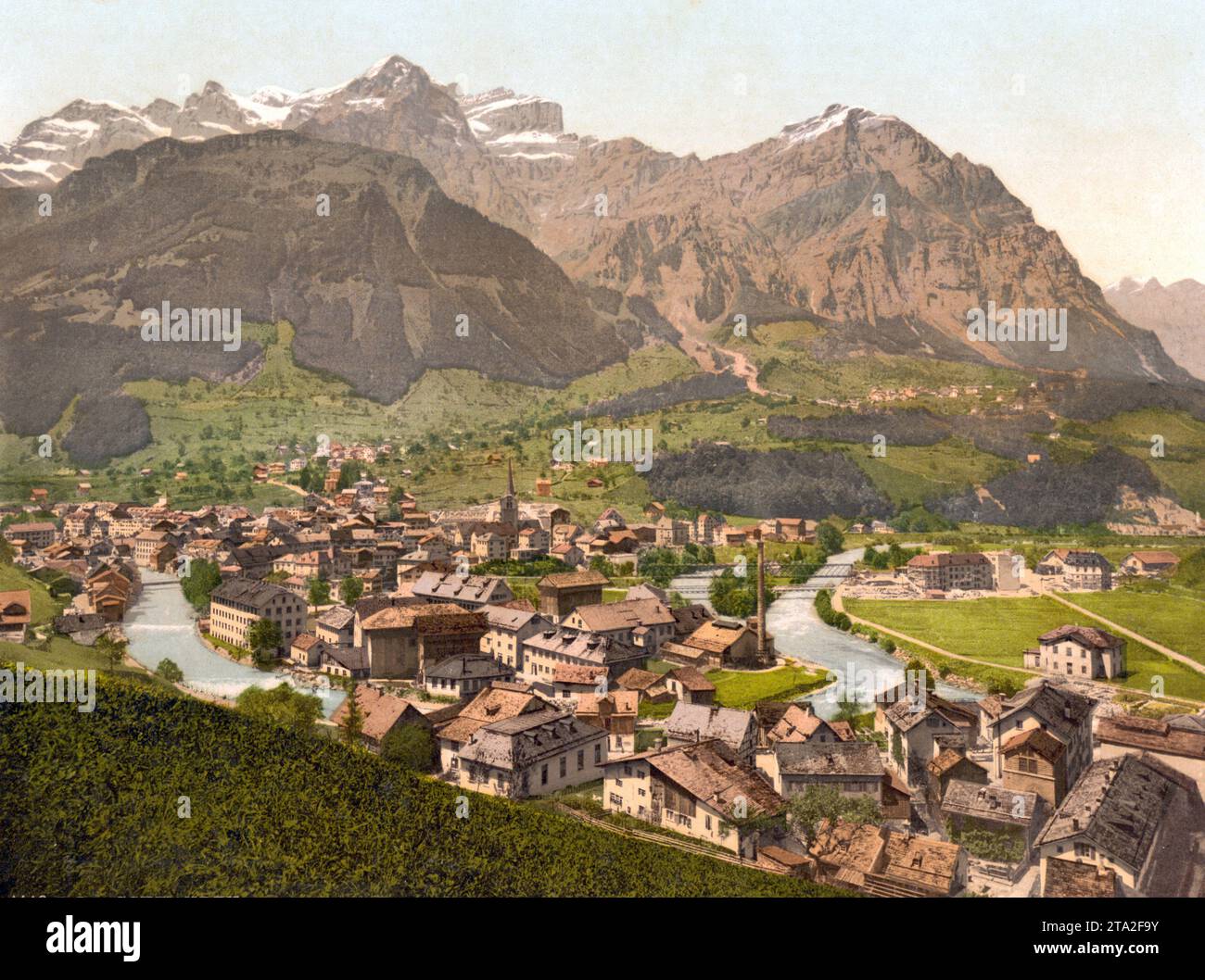 Schwanden, ein Dorf im Kanton Glarus, Schweiz, Historisch, um 1900, digital restaurierte Reproduktion nach einem Original aus dem 19th Jahrhundert / Schwanden, un villaggio nel cantone di Glarona, Svizzera, storico, intorno al 1900, riproduzione restaurata digitalmente dopo un originale del XIX secolo Foto Stock