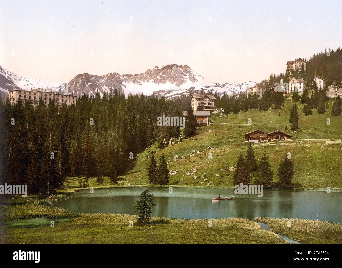 Der Luftkurort Arosa ist ein historischer Kur- und Erholungsort mit privaten und öffentlichen Höhenkliniken, Sanatorien, Lungenheilstätten, Pensionen und Kurhotels in der Berggemeinde Arosa im Kanton Graubünden, in der Schweiz, Historisch, um 1900, Digital restaurierte Reproduktion nach einem Original aus dem 19th Jahrhundert / la località climatica di Arosa è una storica città termale e di villeggiatura con cliniche private e pubbliche ad alta quota, sanatori, sanatori polmonari, pensioni e spa hotel nel comune montano di Arosa nel cantone di Graubünden, in Svizzera, histo Foto Stock