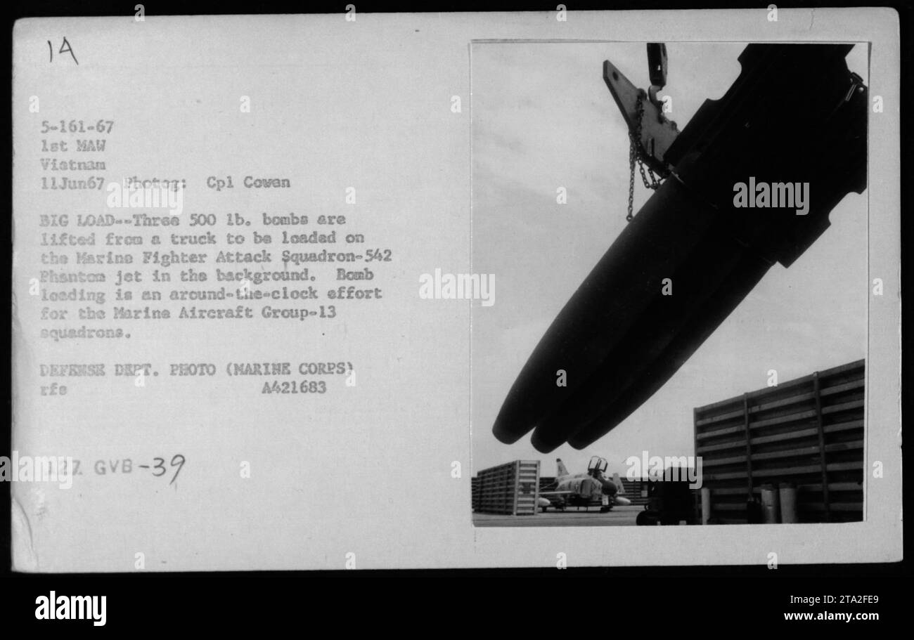 L'11 giugno 1967, il personale dei Marine caricò tre bombe da 500 libbre su un Marine Fighter Attack Squadron-542 Phantom jet in Vietnam. Il carico di bombe era continuo per gli squadroni Marine Aircraft Group-13 che preparavano gli aerei per le operazioni di combattimento. Foto Stock