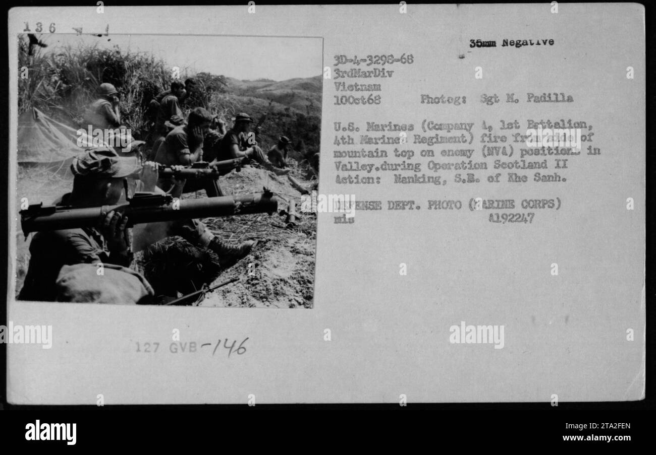 I Marines statunitensi della compagnia 1, 1st Battalion, 4th Marines Regiment ingaggiano le posizioni nemiche (NVA) a Valley durante l'operazione Scotland II Fotografia scattata il 10 ottobre 1968. I Marines sono visti sparare dal lato di una cima di montagna vicino a Khe Sanh. Questa immagine cattura l'intensità del combattimento in Vietnam. Foto Stock