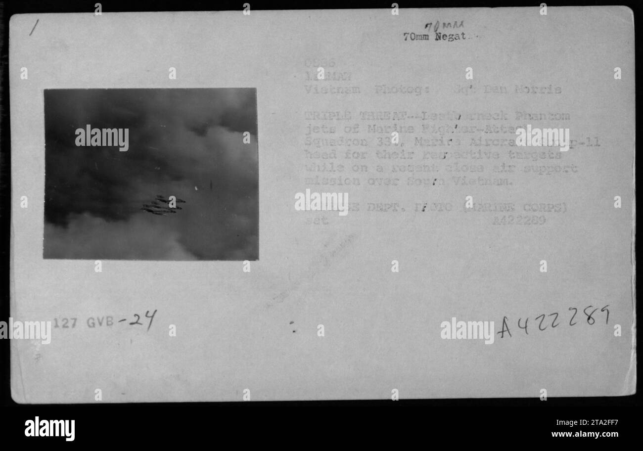 Leatherneck F-4 Phantom jet del Marine Fighter-Attack Squadron 334, Marine Aircraft Group-11, conducono un supporto aereo ravvicinato sul Vietnam del Sud; F-4 Phantom 0886 fotografato dal sergente Dan Morris durante la guerra del Vietnam. Foto Stock