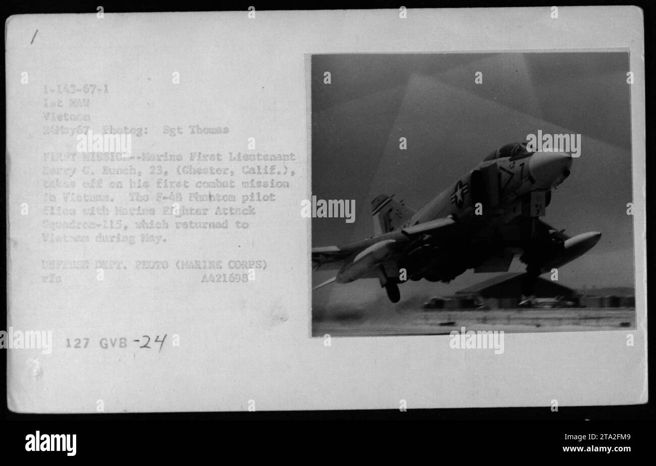 Il 24 maggio 1967, il primo tenente dei Marine Barry C. Bunch di Chester, California, pilotò un F-4B Phantom of Marine Fighter Attack Squadron-115 nella sua prima missione di combattimento in Vietnam. La foto è stata scattata dal sergente Thomas. Foto Stock