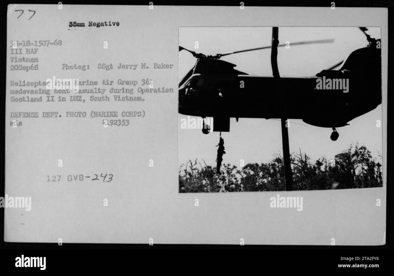 Un elicottero del Marine Corps del Marine Air Group 364 evacua una vittima di calore durante l'operazione Scotland II nella DMZ, Vietnam del Sud. Questa foto è stata scattata il 20 settembre 1968 da Jerry M. Baker, come parte delle attività militari americane durante la guerra del Vietnam. Foto Stock