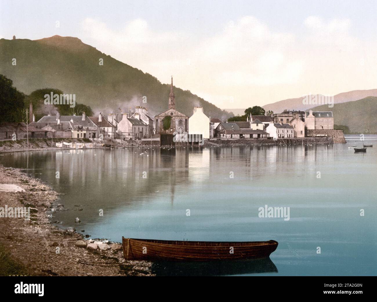 Inveraray von Süden gesehen, Ortschaft in der schottischen Council area Argyll and Bute, Schottland, Historisch, um 1900, digital restaurierte Reproduktion nach einem Original aus dem 19th Jahrhundert / Inveraray visto da sud, villaggio nella Scottish Council area Argyll and Bute, Scotland, Historical, intorno al 1900, riproduzione restaurata digitalmente dopo un originale del xix secolo Foto Stock