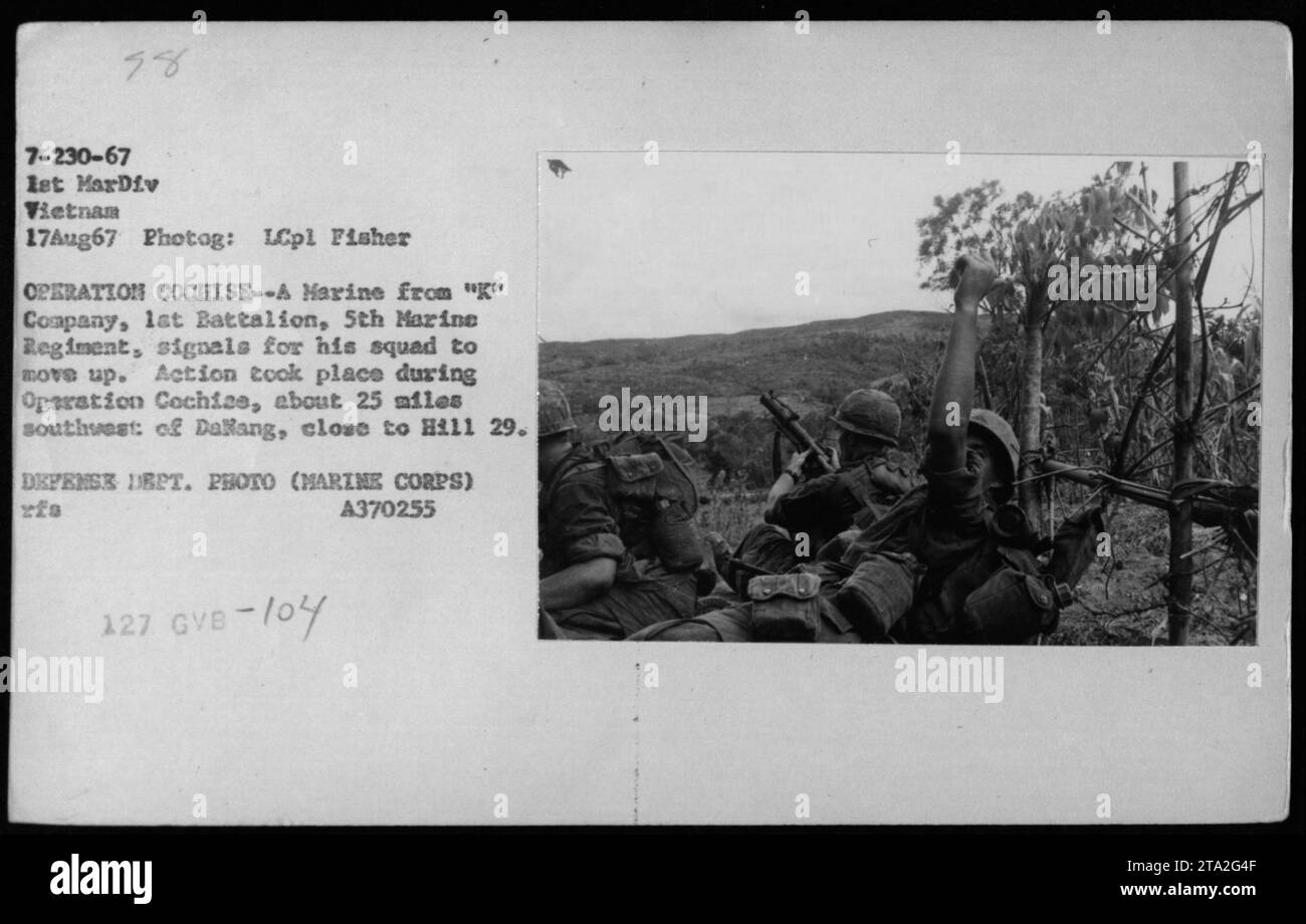 Un Marine della compagnia K, 1st Battalion, 5th Marine Regiment, segnala alla sua squadra di avanzare durante l'operazione Cochise il 17 agosto 1967, a circa 25 miglia a sud-ovest di da Nang vicino alla collina 29. Fotografia di LCpl Fisher. Foto Stock