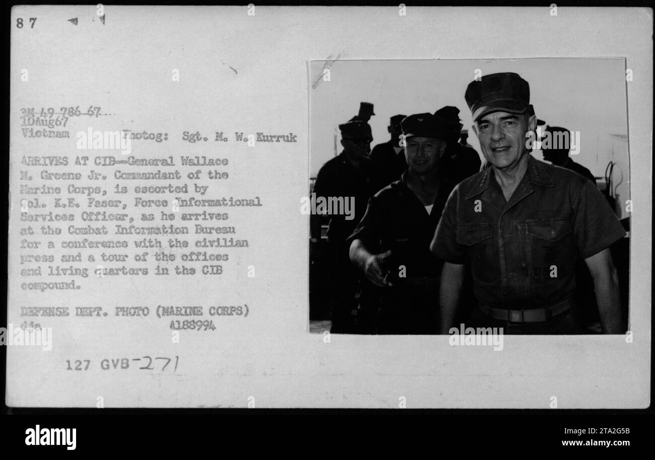 Il generale Wallace M. Greene Jr., Comandante del corpo dei Marines, è scortato dal colonnello K.E. Faser, Force Informational Services Officer, mentre arriva al Combat Information Bureau (CIB). Questa immagine è stata scattata il 10 agosto 1967, durante la guerra del Vietnam. Erano lì per una conferenza con la stampa civile e per visitare gli uffici e gli alloggi nel complesso CIB. Foto Stock