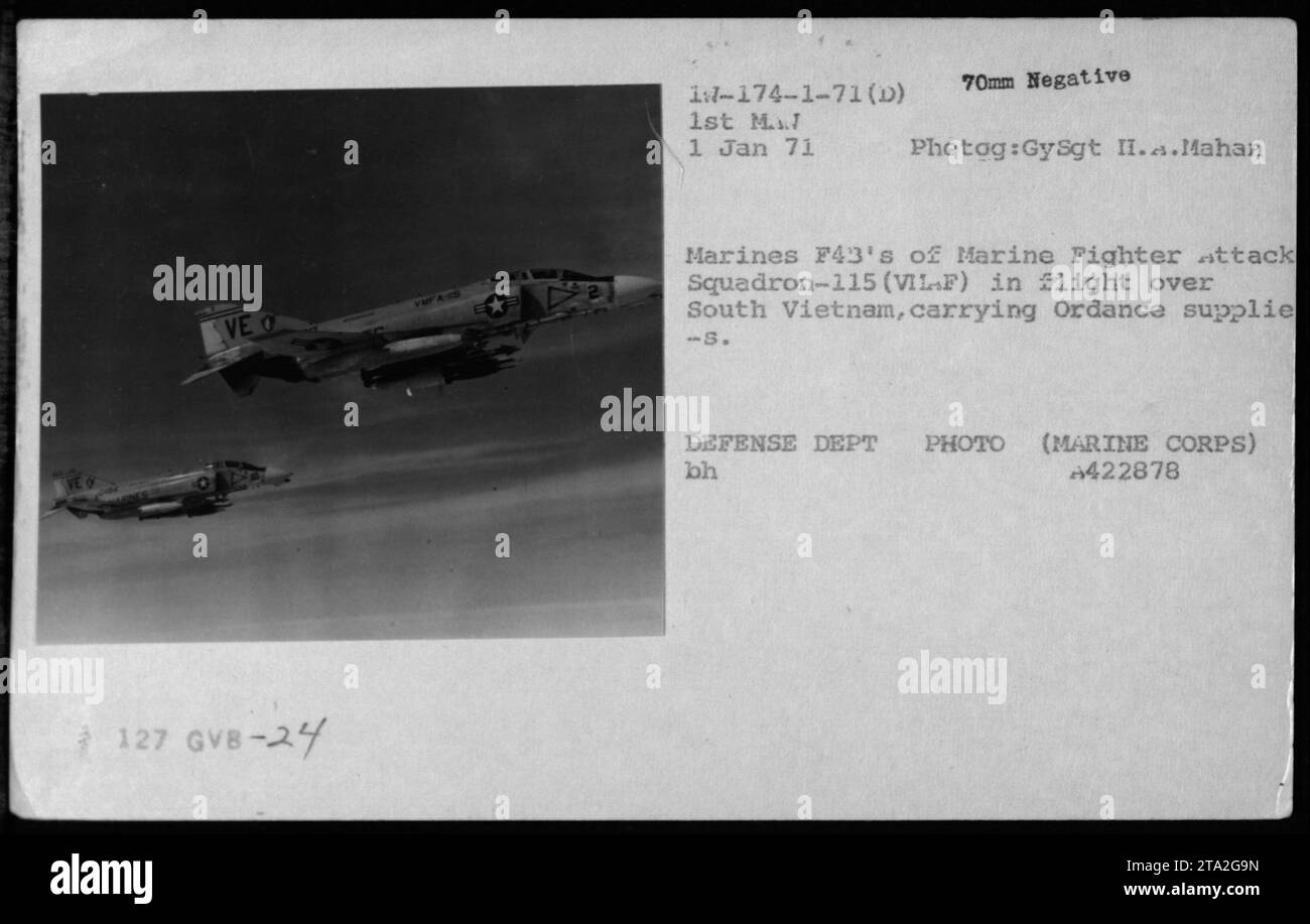 "F-4 Phantom Aircraft from Marine Fighter Attack Squadron-115 (VFMA-115) in volo sopra il Vietnam del Sud, 1 gennaio 1971. Gli aerei sono visti portare rifornimenti di ordigni. Foto scattata da GySgt H.A. Mahan, foto ufficiale del Dipartimento della difesa (corpo dei Marines), codice negativo A422878." Foto Stock