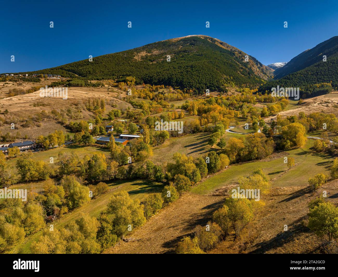 Veduta aerea della Valle d'Eyne in autunno (Haute Cerdagne, Pyrénées-Orientales, Occitania, Francia) ESP: Vista aérea del valle de Eina en Otoño, Francia Foto Stock