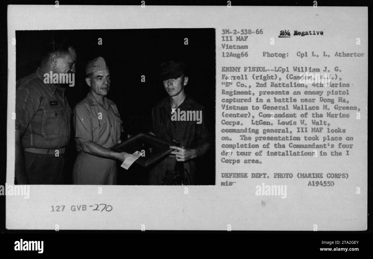 'LCpl William J. G. Farrell presenta una pistola nemica catturata vicino a Dong ha, in Vietnam al generale Wallace M. Greene, con il tenente generale. Levis W. Walt ci sta guardando. Questa presentazione è avvenuta durante il tour del comandante delle installazioni nell'area del i corpo." Foto Stock