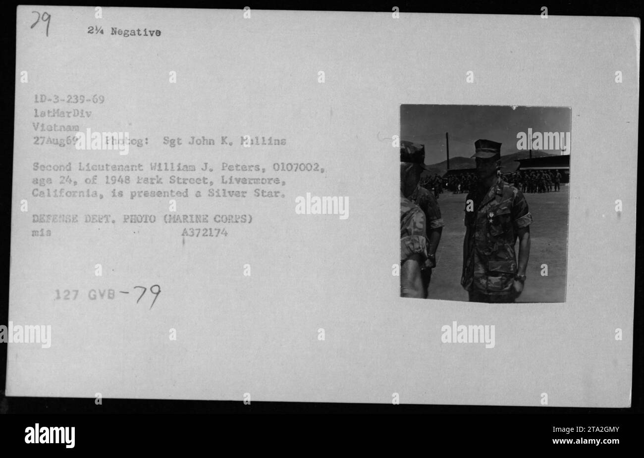 L'assistente segretario della Marina John Warner, il segretario alla difesa Melvin Laird e il dottor Norman Vincent Peale partecipano a una cerimonia nel 27 agosto 1969. Il sottotenente William J. Peters riceve una Silver Star. Questa foto è stata scattata durante le attività militari dal sergente John K. Mullins in Vietnam. DIPARTIMENTO DIFESA FOTO (CORPO MARINO) MIS A372174 127 GVB-79. Foto Stock