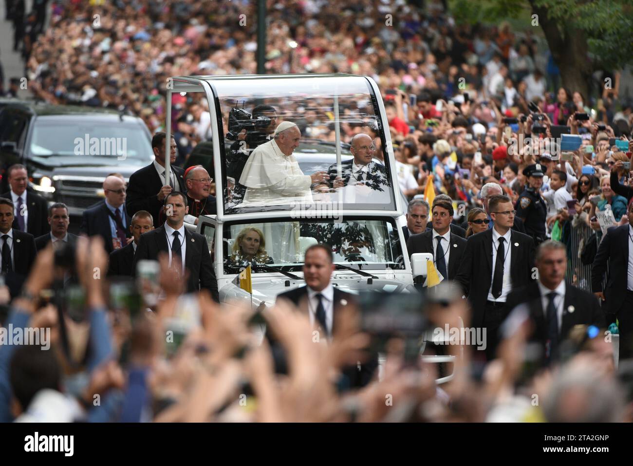Papa Francesco viaggia attraverso Central Park per incontrare e salutare i newyorkesi il 25 settembre 2015 a New York City. Foto Stock