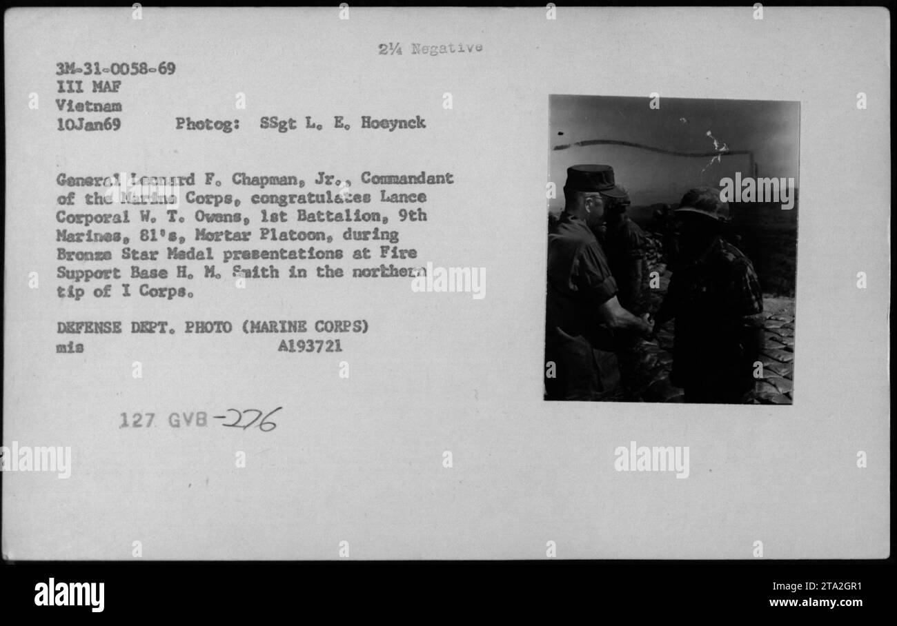 Il generale Leonard F. Chapman Jr., Comandante del corpo dei Marines, si congratula con il Caporale W. T. Owens, 1st Battalion, 9th Marines, 81's, mortar Platoon, durante le presentazioni della medaglia Bronze Star alla base di supporto antincendio H. M. Smith nella punta settentrionale del i corpo. Fotografia scattata il 10 gennaio 1969 da SSgt L. E. Hoeynck. Foto Stock